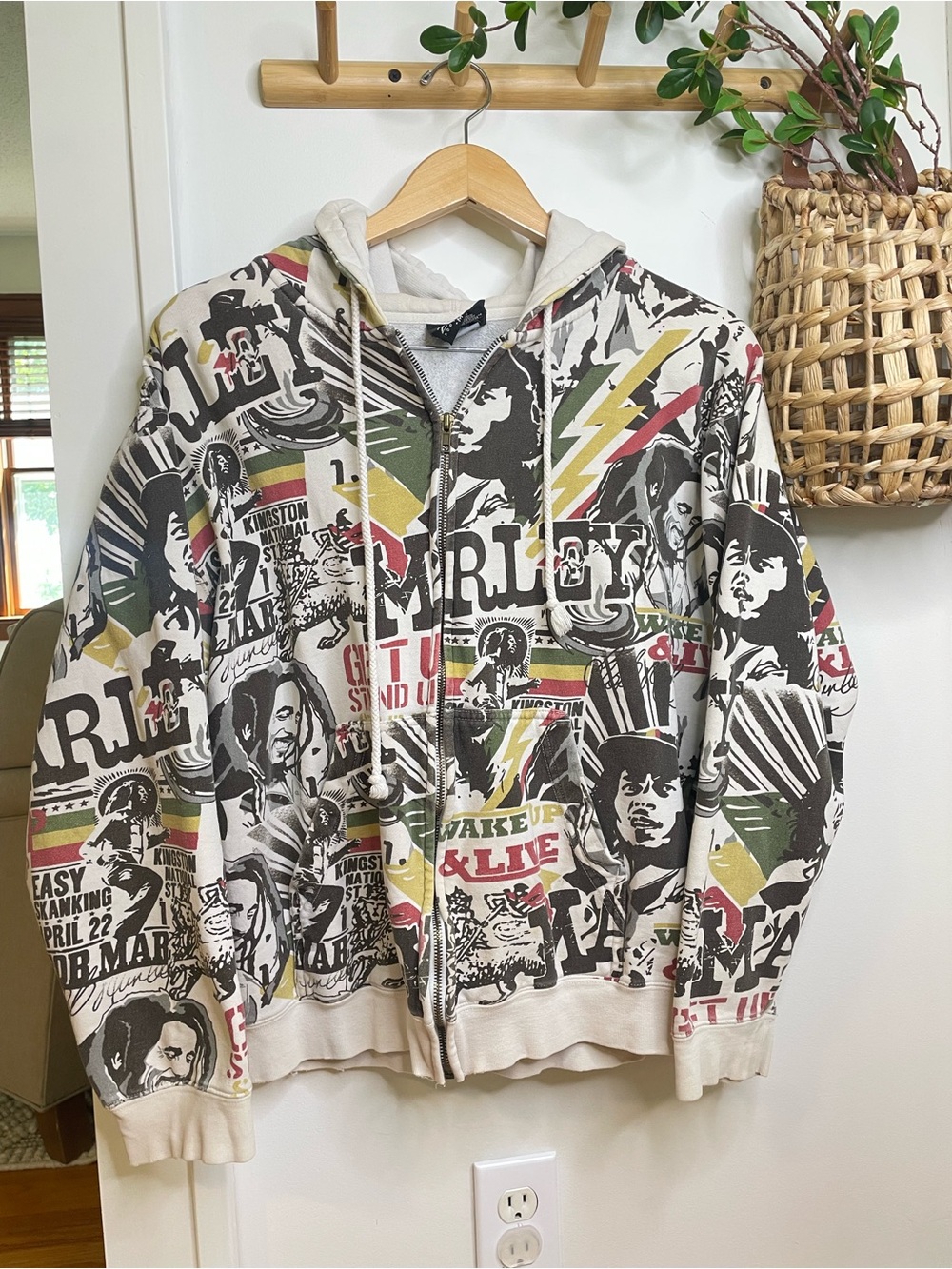 Vintage Bob Marley Graphic Zip-Up Hoodie with Multicolor Reggae Print M